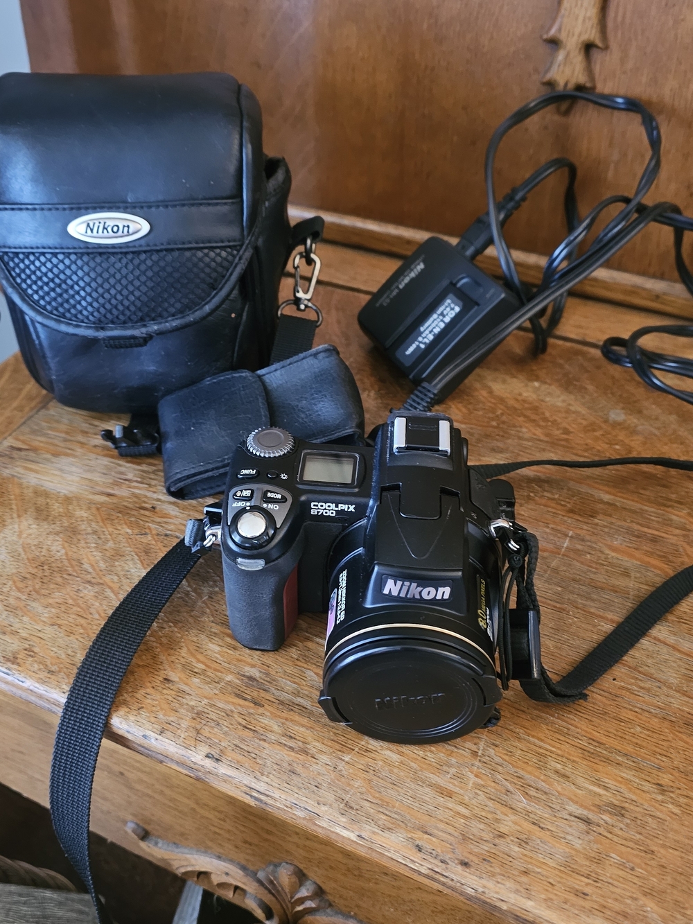 Nikon Coolpix 8700 8MP Digital Camera Bundle 2 Batteries CF Card Charger Case
